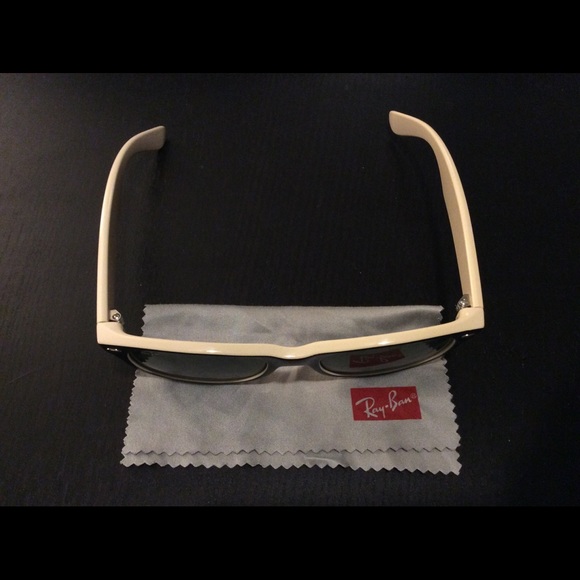 Ray-Ban Wayfarer Sunglasses - Picture 2 of 4